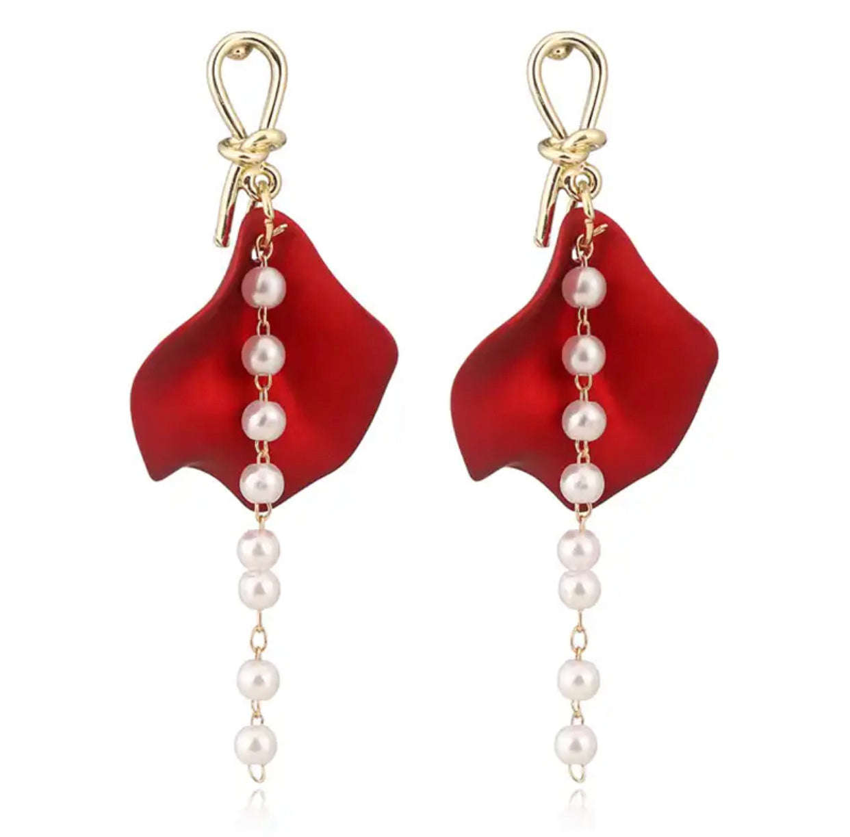 Petalo rojo con cadena de perlas