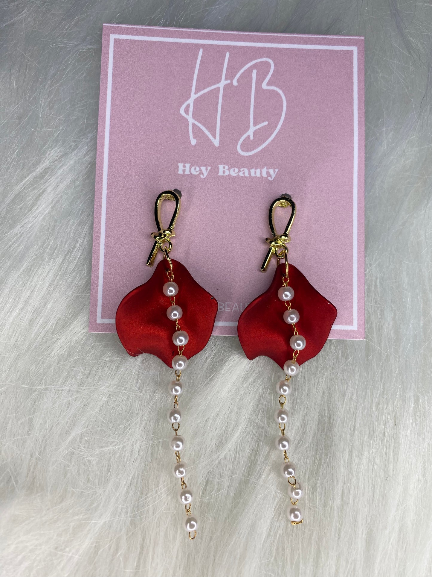Petalo rojo con cadena de perlas