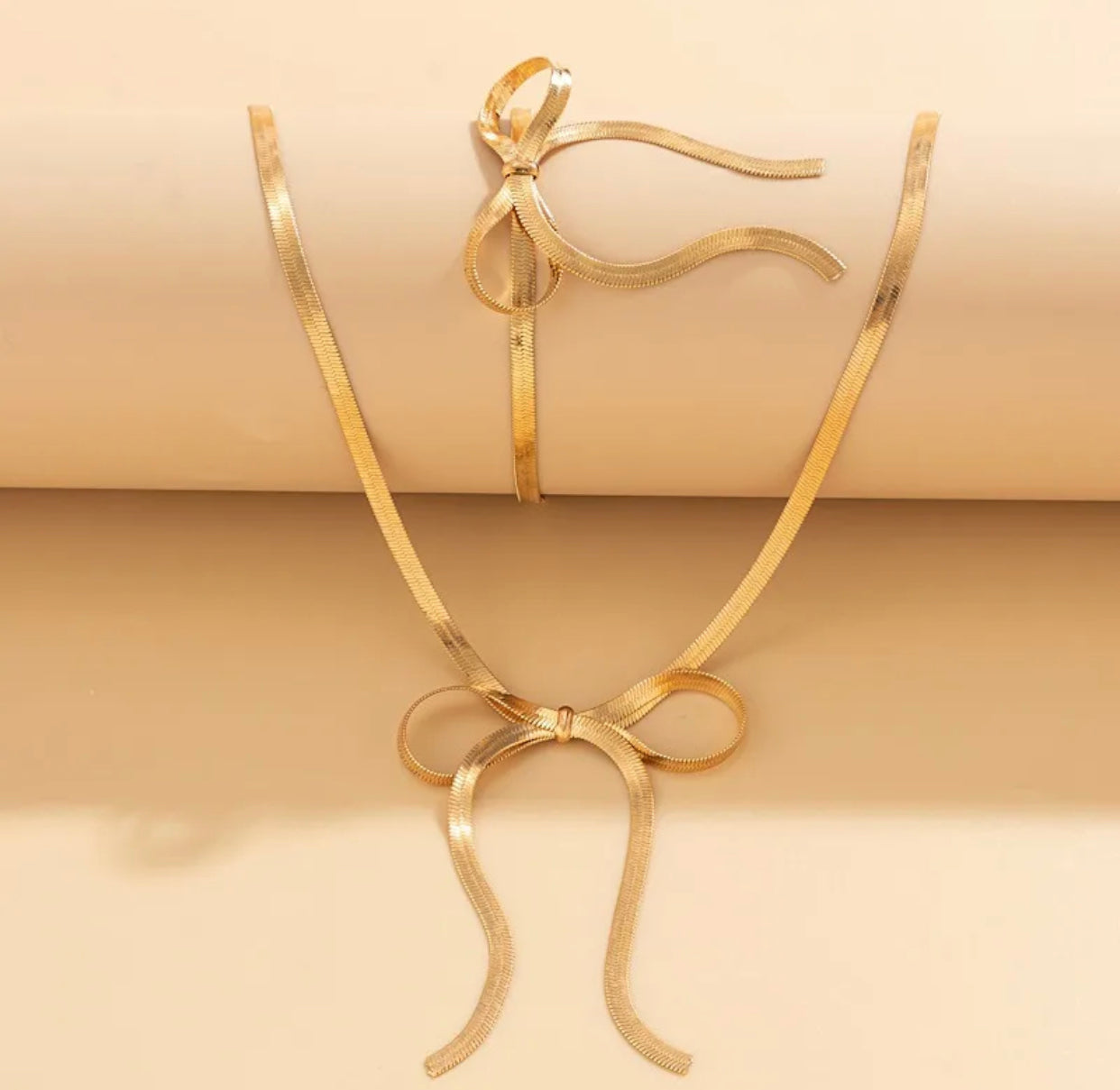Collar con moña