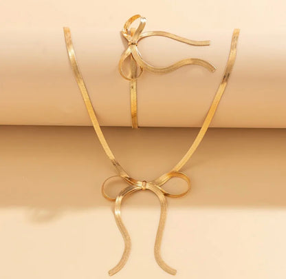 Collar con moña