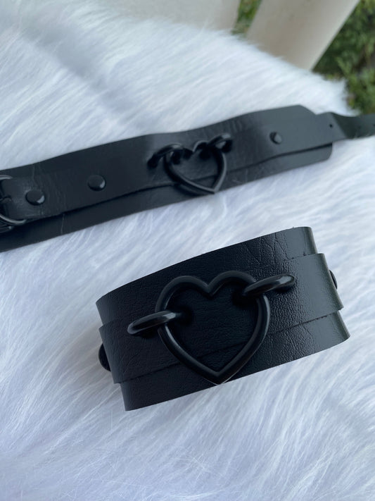 Pulsera de cuero p.u sintetico con corazón