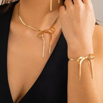 Collar con moña