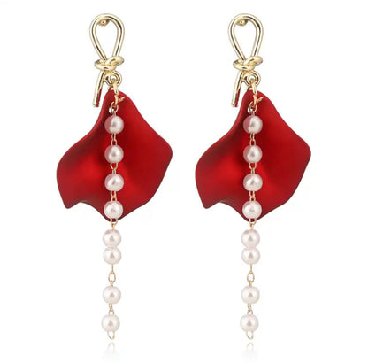 Petalo rojo con cadena de perlas