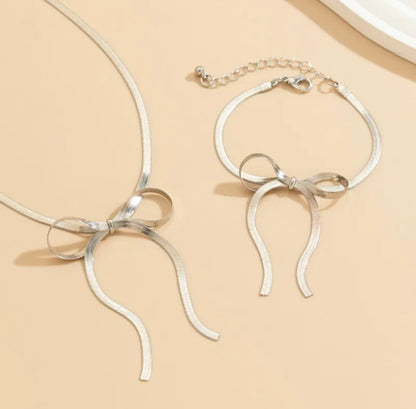 Collar con moña