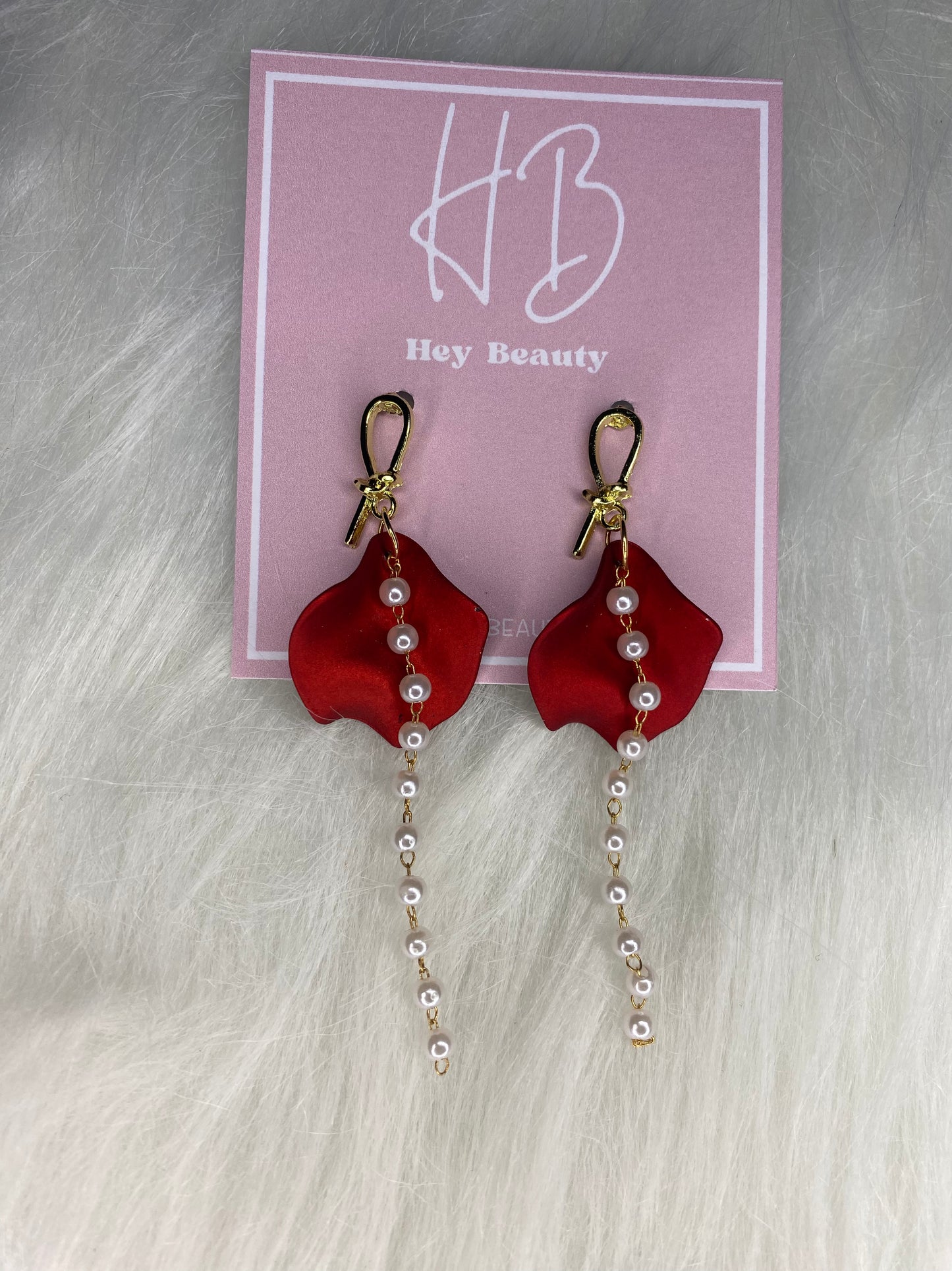 Petalo rojo con cadena de perlas