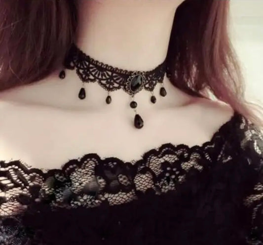 Collar de encaje negro