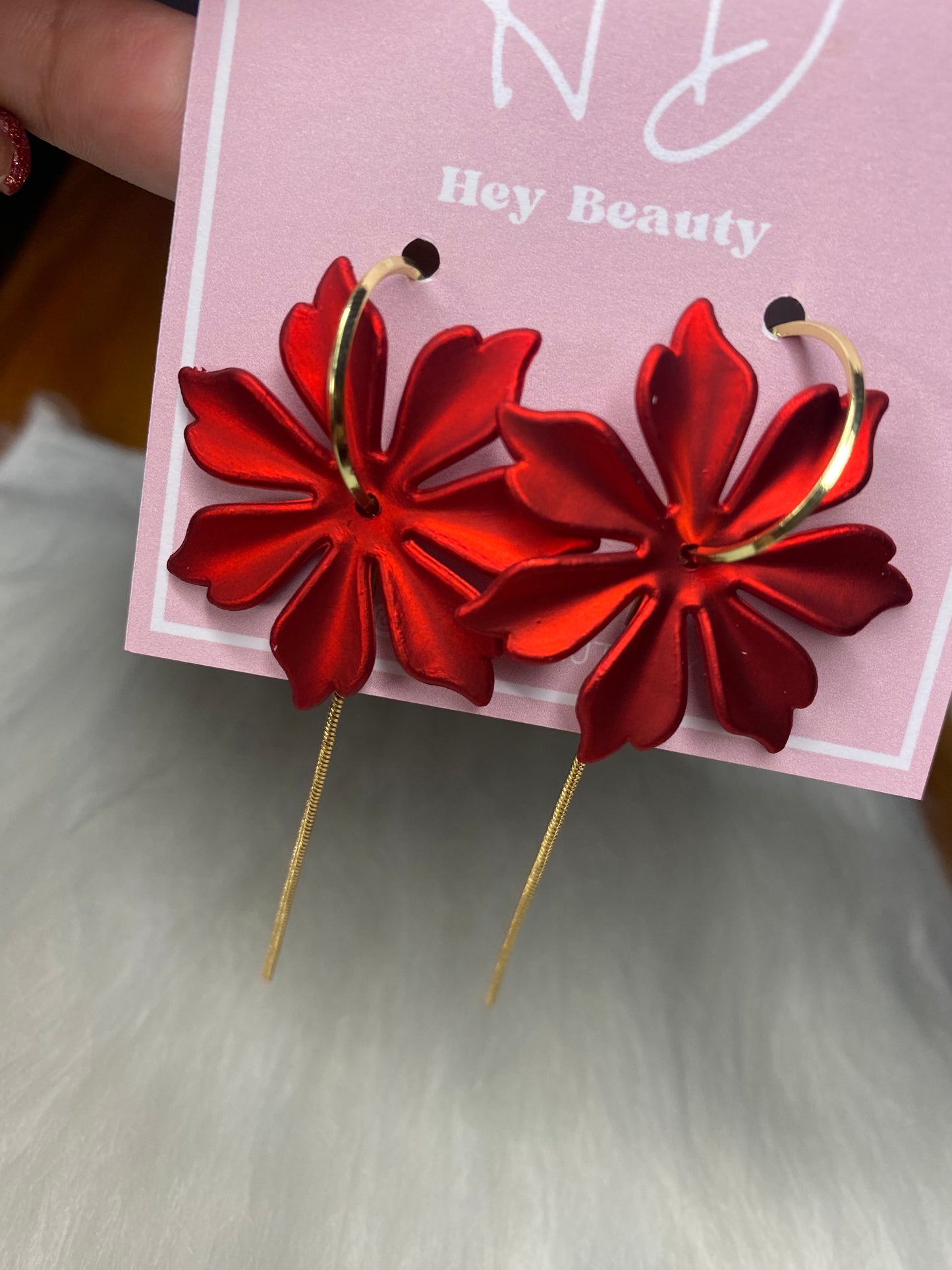 Flor roja en aro