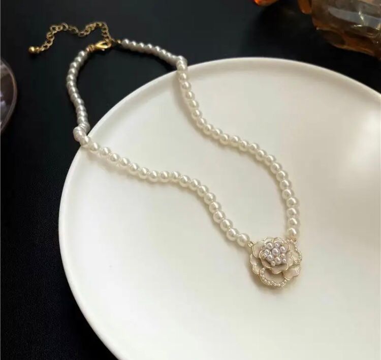 Collares Camelia Perlas
