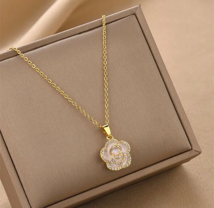 Collar Camelia