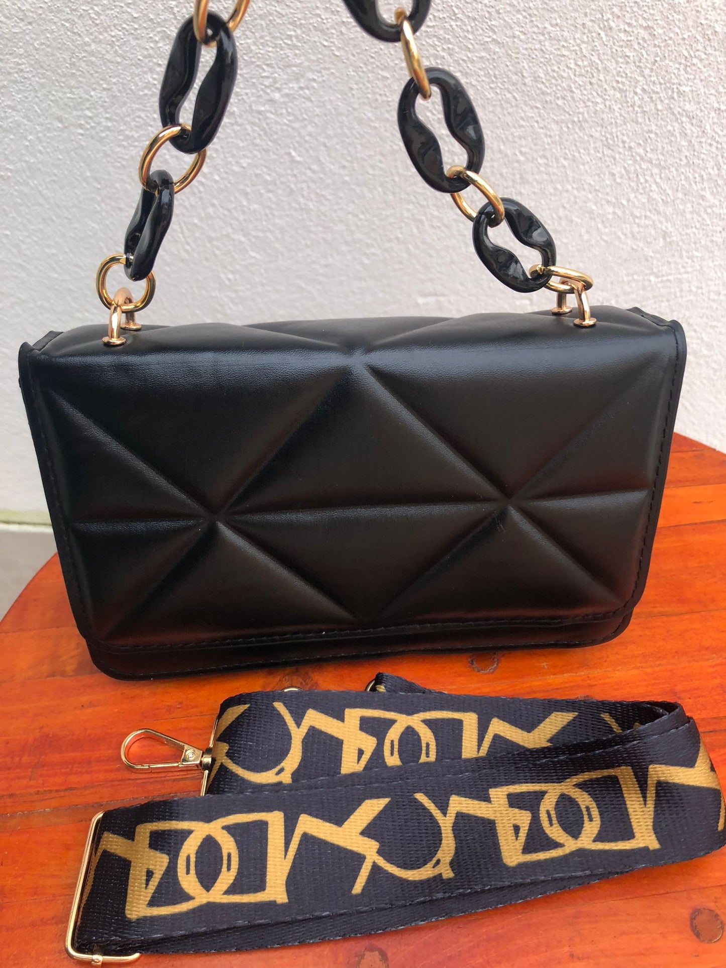 Cartera Negra con Dorado